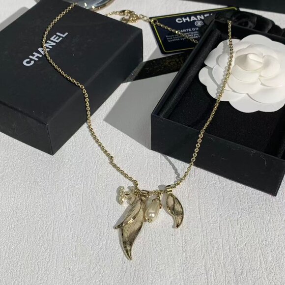 CHANEL Leaf & Pearl Pendant Necklace with CC Logo - Picture 3 of 6